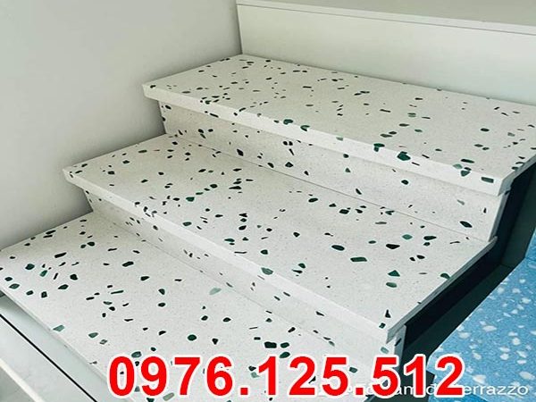 Làm cầu thang đá mài terrazzo theo thiết kế